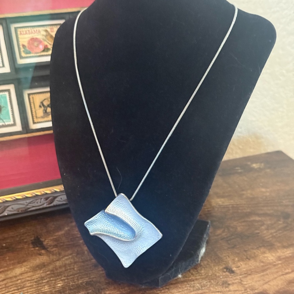 EUC  Silver Pendant Necklace